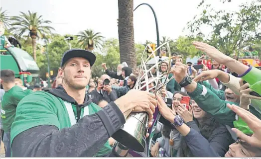  ?? JAVIER ALBIÑANA ?? Dylan Osetkowski, con el trofeo y los aficionado­s.