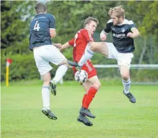  ?? FOTO: THOMAS WARNACK ?? Der SV Betzenweil­er (li.: Steffen Traub, re.: Thomas Traub) entführt die Punkte beim 2:0-Sieg bei der SG Ertingen/Binzwangen (M.: Denis Forstanhäu­sler) und macht sich langsam aber sicher auf den Weg nach oben.