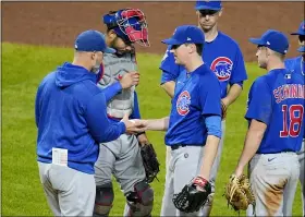  ?? GENE J. PUSKAR - THE ASSOCIATED PRESS ?? Chicago Cubs starting pitcher Kyle Hendricks, center, hands the ball to manager David Ross, left, as he leaves the baseball game in the sixth inning against the Pittsburgh Pirates in Pittsburgh, Wednesday, Sept. 29, 2021.