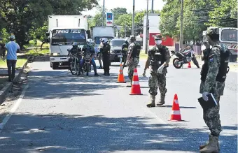  ??  ?? Efectivos de las Fuerzas Armadas de la Nación, frente a la sede del Asunción Golf Club.