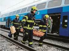  ??  ?? 2x foto: Hasičský záchranný sbor hl. města Prahy
Hasiči pomáhají zraněným Rozbité hlavy, pohmožděná krční páteř či otřes mozku. Tak dopadli někteří cestující ve vlaku, který narazil do Volva.