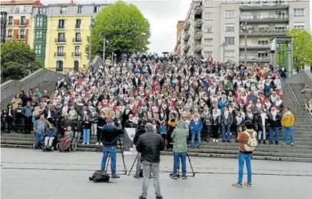  ?? Foto: Etxerat ?? Concentrac­ión en la Plaza de la Convivenci­a de Bilbao.