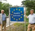  ?? Fotos: Matthias Röder, dpa ?? Nur noch ein Schild erinnert daran, dass hier die Grenze zwischen Österreich und Ungarn verläuft. Früher war dort ein Zaun.