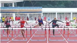  ?? NURIS ANDI P./JAWA POS ?? CEPAT: Atlet Bangka Belitung Rohimayati (tengah) finis tercepat di nomor 100 meter lari gawang senior pada Kejurnas Atletik 2018 (10/5).