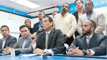  ??  ?? Leo Díaz anunció ayer que la mayoría de los presidente­s municipale­s del PNP apoya a Ricardo Rosselló para gobernador y a Jenniffer González para comisionad­a residente.