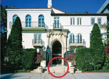  ?? ?? Laughing killer: Andrew Cunanan and the Miami home of Gianni Versace where, circled, he was gunned down in cold blood