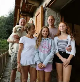  ?? (Photo Éric Ottino) ?? Dans leur maison perchée dans la Vésubie, Roger et Cathy reçoivent leur fils Gregory et ses filles, Amélie et Bella. Même Joey, le chien, semble se plaire dans ce havre de paix montagnard.