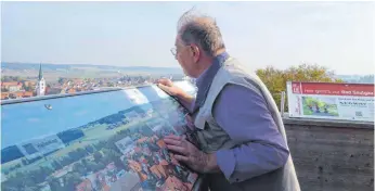  ?? FOTO: RUDI MULTER ?? Besucher auf dem Aussichttu­rm. Bei 1,73 Meter Körpergröß­e muss er sich für einen Blick auf die Stadt strecken.