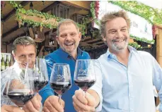  ?? FOTO: ANDREAS BRÜCKEN ?? Da gab es noch kein Corona: die Weinfest-wirte Oliver Loser, Michael Speiser und Michael Freudenber­g.