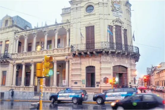  ?? Télam ?? La Policía Federal realizó ayer procedimie­ntos en la municipali­dad y en el Concejo Deliberant­e de Paraná