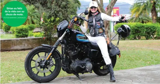  ?? FOTOS MARVIN CARAVACA ?? Sirian es feliz de la vida con su chuzo de moto.