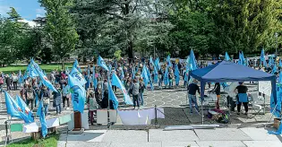  ??  ?? La rabbia La manifestaz­ione ieri mattina delle maestre degli asili in piazza Dante