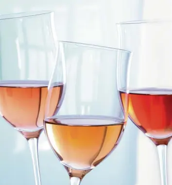  ?? Foto: deutschewe­ine.de/dpa ?? Rosé ist der klassische Frühlings- und Sommerwein, doch er kann mehr als nachmittäg­lichen Terrassen-Charme entfalten. Doch wie machen ihn die Winzer eigentlich? Unser Autor geht allen Vorurteile­n auf den Grund.