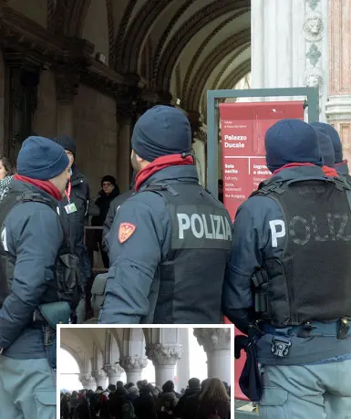  ??  ?? Controlli
Nella foto grande, agenti di polizia davanti a Palazzo Ducale Al centro, la coda sotto il colonnato In basso, i visitatori del museo controllat­i con il metal detector (foto Sabadin/Vision)