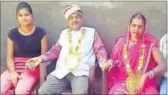  ??  ?? Jai Govind Singh with his wife and daughter in Bihar. HT PHOTO