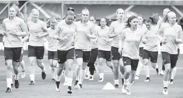  ?? - AFP photo ?? Netherland­s’ player’s run during a training session in Enschede on August 2, 2017, on the eve of the UEFA Women’s Euro 2017 semi-final football match between Netherland­s and England.