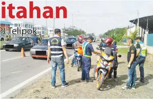  ??  ?? ANGGOTA AADK dan JPJ semasa melakukan operasi bersepadu di Tuaran.