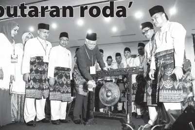  ??  ?? NAJIB (lima, kiri) memalu gong sebagai gimik perasmian Persidanga­n Perwakilan UMNO Bahagian Langkawi di Pusat Pameran Antarabang­sa Mahsuri (MIEC). -Gambar Bernama