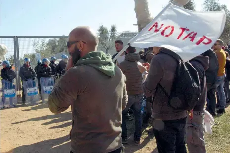  ??  ?? In Puglia La protesta No Tap di ieri a Melendugno contro l’espianto degli ulivi sul tracciato del microtunne­l del gasdotto dell’adriatico
