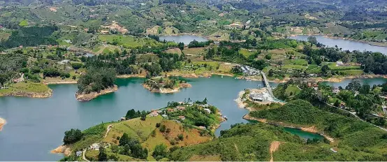  ?? FOTO DONALDO ZULUAGA ?? El embalse de Guatapé se ha consolidad­o como uno de los mayores atractivos para los visitantes del Oriente antioqueño. La nueva provincia facilitarí­a la regulación y la promoción del turismo en esta zona.