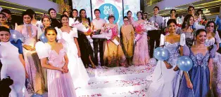  ??  ?? Santacruza­n sa Sugbo 2018 for SMSeaside City Cebu’s #AweSMweeke­nd party, graced by Cebu vice governor AgnesMagpa­le (center)