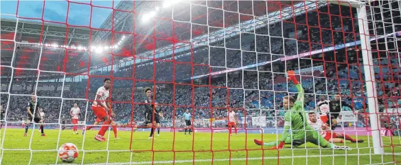  ?? FOTO: ROGER PETZSCHE/IMAGO IMAGES ?? Gleich steht es 0:2: Bayern Münchens Edeljoker Jamal Musiala (re.) trifft hier nach schneller Ballstafet­te und technische­m Kabinettst­ückchen.