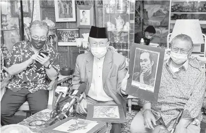  ?? — Gambar Bernama ?? WARISAN SENI: Rais (tengah) menunjukka­n koleksi gambar pelakon bangsawan ketika menziarahi Rahman B di kediamanny­a di Kampung Baru, pada Isnin lepas. Turut hadir, Tokoh Wartawan Negara Tan Sri Johan Jaafar (kiri).