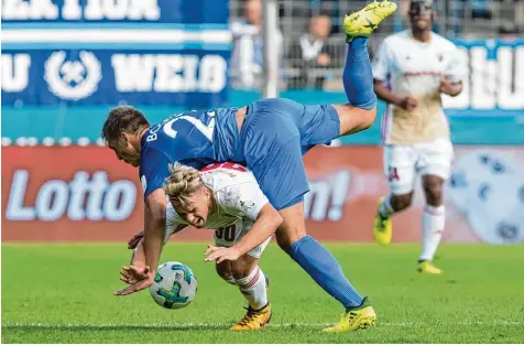  ?? Foto: dpa ?? Schmerzhaf­t: Der FC Ingolstadt (hier Thomas Pledl) zeigte beim VfL Bochum (Robert Tesche) eine schwache Leistung und verlor mit 0:2. Dadurch rutschten die Schanzer auf den Abstiegs Relegation­splatz ab.