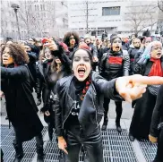  ??  ?? En Nueva York se dieron varias protestas de mujeres contra Harvey Weinstein y a favor del ‘#Metoo’.