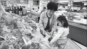  ?? JIA MINJIE / FOR CHINA DAILY ?? Customers select goods at a supermarke­t in Shijiazhua­ng, capital of Hebei province.