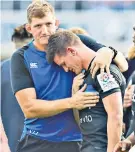  ??  ?? Togetherne­ss: Stuart Hooper (main) consoles Freddie Burns (left) after his premature try celebratio­n cost Bath