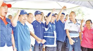  ??  ?? YUSOF menyambut laungan semangat parti bersama mereka yang hadir.