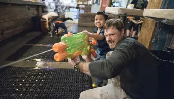  ?? J.P. MOCZULSK PHOTOS FOR THE TORONTO STAR ?? “This table will play with that table, everyone gets together,” says Pai owner and chef Nuit Regular on the annual water fight at her restaurant to celebrate the Thai new year.