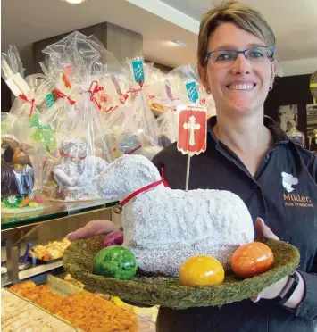  ?? Fotos: Siegfried P. Rupprecht ?? Sylvia Müller präsentier­t ein selbst gemachtes Osterlamm, stilvoll in einem Nest mit Ostereiern.