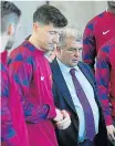  ?? EFE ?? Lewandowsk­i y Laporta, en el acto celebrado ayer.