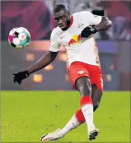  ??  ?? Dayot Upamecano, durante un partido del Leipzig.