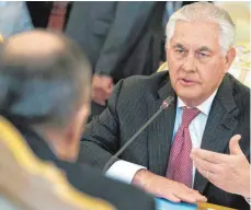  ?? FOTOS: DPA ?? „Scharfe Differenze­n“: Russlands Außenminis­ter Sergej Lawrow (oben links) und US-Außenminis­ter Rex Tillerson.