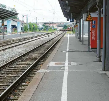  ?? Foto: David Holzapfel ?? Die Bahnsteige am Nördlinger Bahnhof sollen mitsamt der Zugänge barrierefr­ei gestaltet werden. Dagegen hat das Nördlinger Unternehme­n Bayern-Bahn Klage eingereich­t.