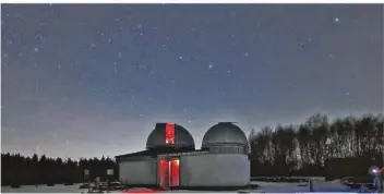  ?? FOTO: SEBASTIAN VOLTMER/DPA ?? Ziel mehrerer Geminden im Nordsaarla­nd ist es, eine Zertifizie­rung der amerikanis­chen Nichtregie­rungsorgan­isation Internatio­nal Dark Sky Associatio­n (IDA) zu erhalten. Auf dem Foto sieht man die Sternenwar­te in Nohfelden.