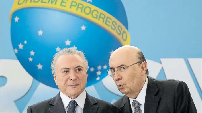  ?? REUTERS. ?? Vinculo. El presidente Temer con su ministro de Economía, Henrique Meirelles, en un acto previo al anuncio del ambicioso plan de privatizac­ión de los activos estatales.