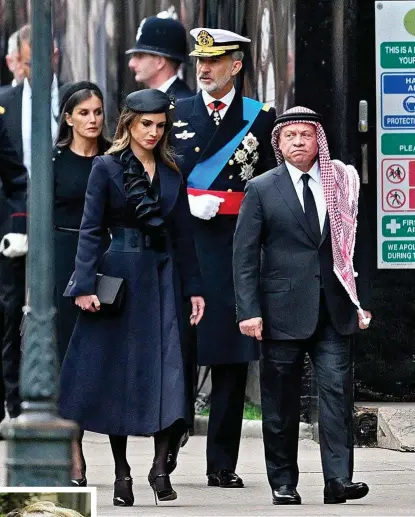  ?? / AP ?? Los reyes jordanos, seguidos por Letizia y Felipe, camino de la abadía de Westminste­r para el funeral de la reina Isabel.