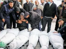  ?? REUTERS ?? Dolor de familiares por los muertos en un ataque israelí en Rafah