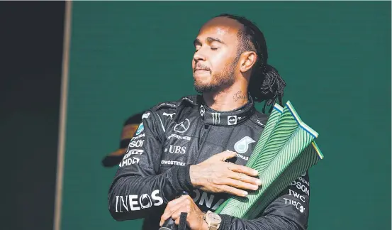  ?? ?? Der 101. war ein besonders schöner Grand-Prix-Sieg für Lewis Hamilton. Den Pokal aus São Paulo wird der Brite besonders gut hüten.