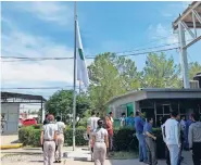  ??  ?? Ayer pusieron la bandera a media asta para homenajear­lo