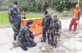  ??  ?? The EOD team recovered an improvised explosive device in a national highway of Marihatag, Surigao del Sur.