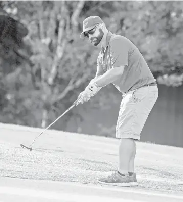  ?? GARY CURRERI / CONTRIBUTO­R ?? Davie’s Drew DiAlberto putts from off the green at Lago Mar Country Club during a recent golf marathon event that raised over $90,000 for charity.