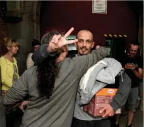  ?? FOTO WIM HENDRIX ?? Standupcom­edian Manu Moreau vliegt de sympathisa­nten in de armen na zijn vrijlating.