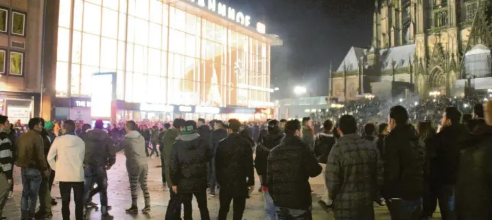  ?? Fotos: M. Böhm, M. Becker, H. Kaiser (alle dpa), Presserat, Polizei Köln ?? Dieses pixelige Bild mit dutzenden Männern steht für die Übergriffe an Silvester 2015, deren Ausmaß sich noch heute nur schwer fassen lässt.