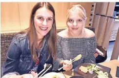  ?? RP-FOTO: BRIGITTE PAVETIC ?? Nicole Kampe (l.) und Laura Ihme probieren Boxen und Bowls im Sushi Shop an der Blumenstra­ße.