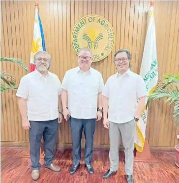  ?? PHOTOGRAPH COURTESY OF PPA PHOTO ?? SEALING the PPA, DA partnershi­p are (from left) Elmer Nonnatus Cadano, Philippine Ports Authority assistant general manager; Agricultur­e Secretary Francisco P. Tiu Laurel Jr.; and PPA general manager Jay Daniel Santiago.